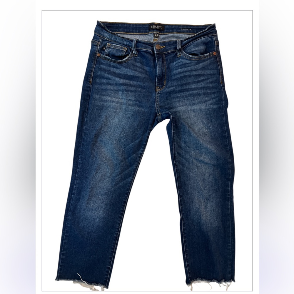 Judy Blue Women’s 13/31 Relaxed Fit Cropped Jeans Dark Wash Raw Hem‎ Distressed